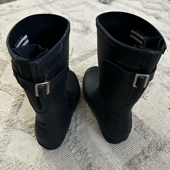 Hunter rain boots- navy- size 8 - Picture 2 of 2